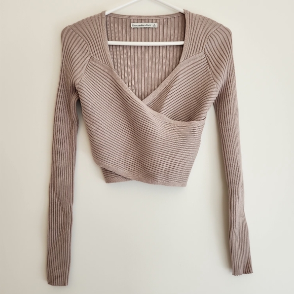 Abercrombie & Fitch Sweaters - NEW Abercrombie Taupe Cropped Wrap Sweater